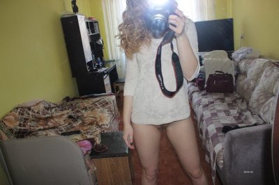 Сексуальная красотка позирует без одежды на камеру