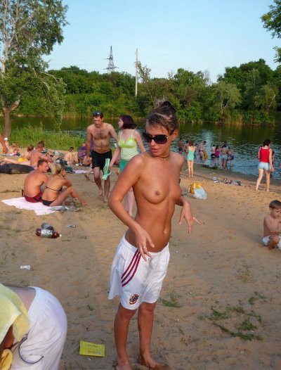 Сексуальная блондинка в нудистском стиле - наслаждайся её красотой!