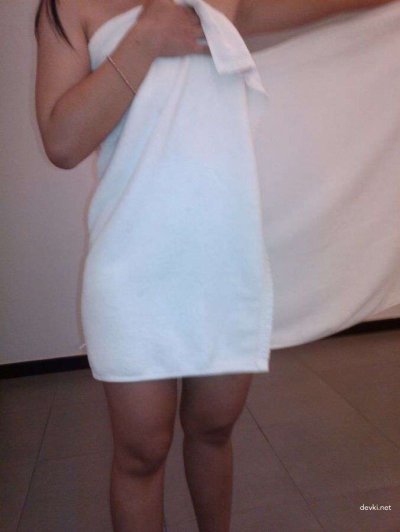 Милашка показывает свои прелести перед камерой