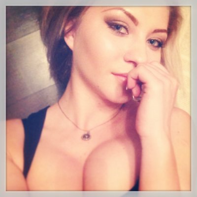 Интимные снимки, где одна красотка демонстрирует интимную зону