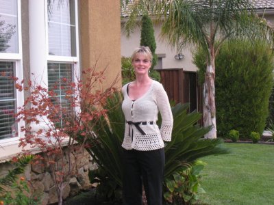 Голая милфа без белья в позе собачки