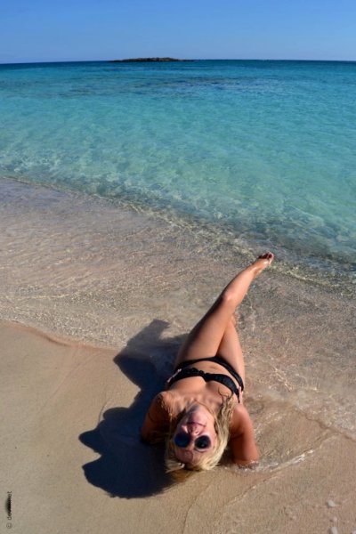 Обнаженная девушка из США на берегу