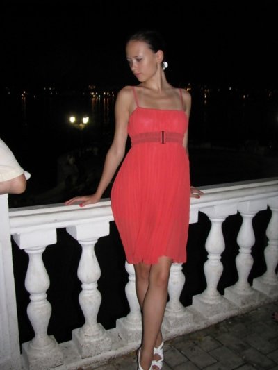 Молодая красотка демонстрирует свое стройное тело