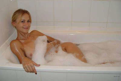 Нежная стройная красавица наслаждается ванной в полном уединении