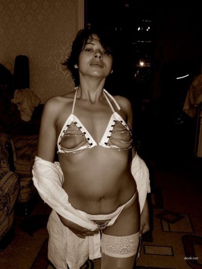 Очаровательная девушка устроила вечер безумия, позируя обнаженной