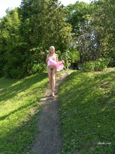 Девушка гуляет без одежды - откровенно и вызывающе!