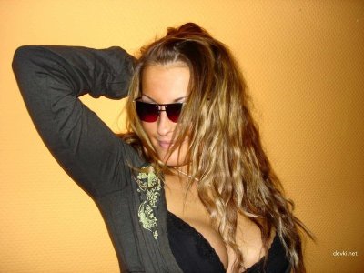 Сексуальная брюнетка демонстрирует свои привлекательные формы