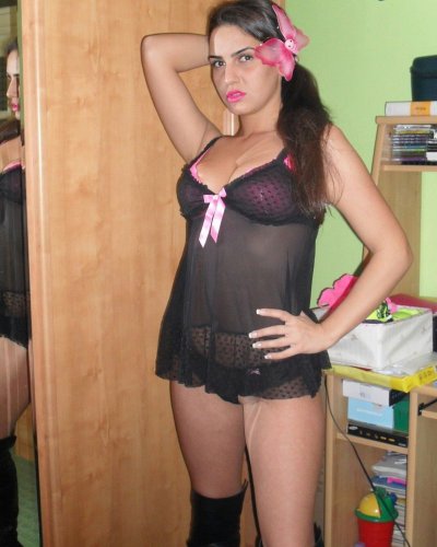 Жгучая красотка наслаждается водными процедурами