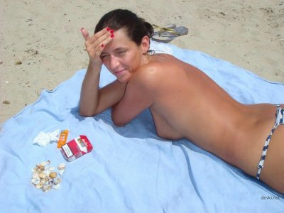 Голая телочка дома — любительское селфи 18+