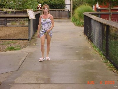 Зрелая красавица с бутылкой в соблазнительном месте!