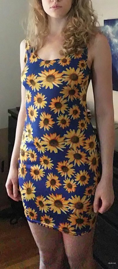 Трясет ногами хуй и садится на него.