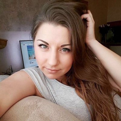 Обожает показывать свои пышные прелести