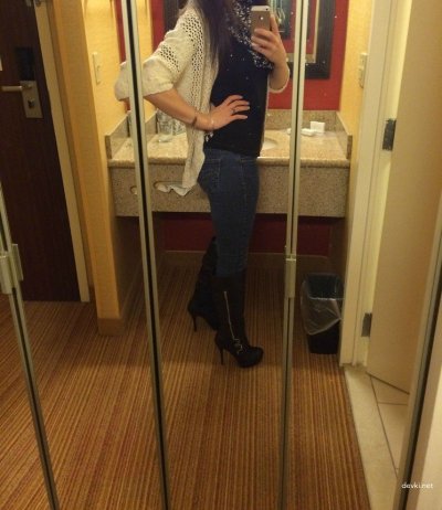 Пышногрудая красотка в черных волосах - главное достоинство!