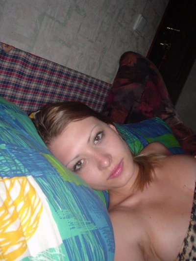 Шлюшка решила продемонстрировать свое обнаженное тело