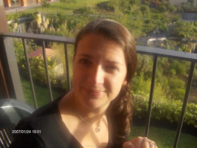 После обеда жена развлекается и показывает свои прелести