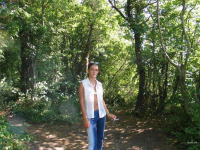 Красотка снимает одежду на свежем воздухе