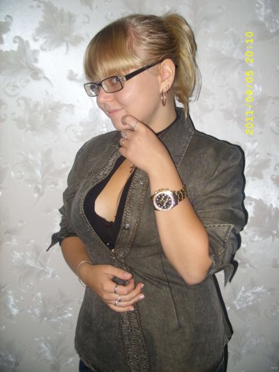 Пухлая блондинка с игривым настроением готова вас порадовать!