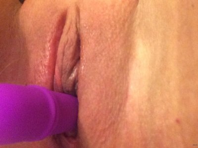 Трогает свою киску и получает удовольствие