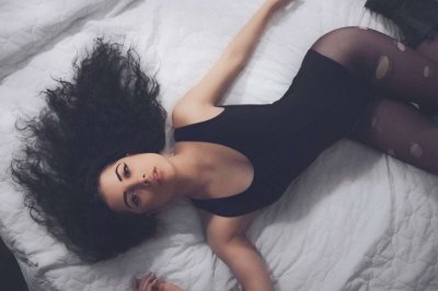 Девушка возбуждающе позирует в наряде