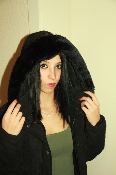 Снимки красотки, облизывающей огромный пенис, на вашем экране!