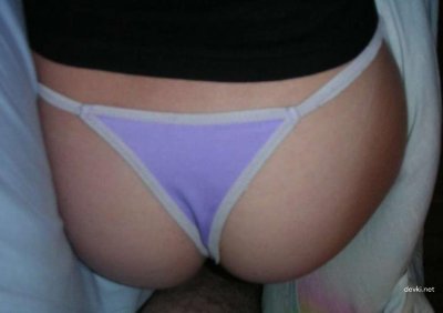 Девушка изучает искусство орального секса.