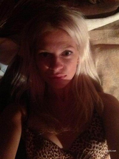 Привлекательная красотка устроила откровенную фотосессию