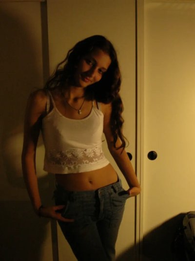 Сексуальная девчонка демонстрирует свою нежную грудь