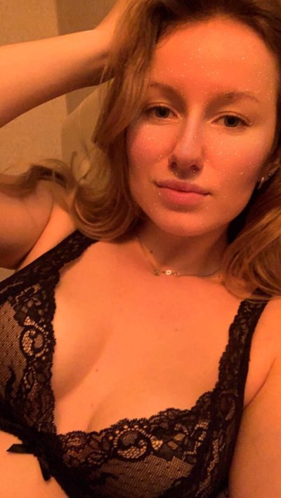 Откровенные снимки милой девушки с татуировкой на бедре