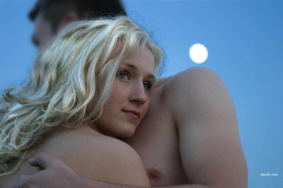 Сногсшибательная блондиночка в романтической обстановке