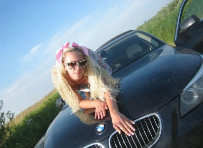 Развратная барышня без трусиков на свежем воздухе