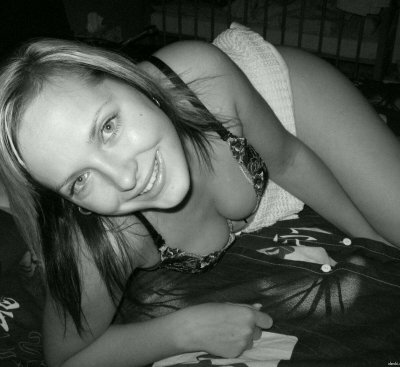 Завораживающее фото привлекательной девушки в нежной обстановке