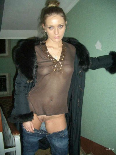 Дама демонстрирует свою интимную зону