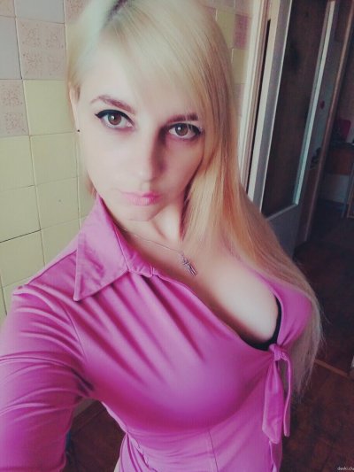 Развратная брюнетка демонстрирует свои прелести