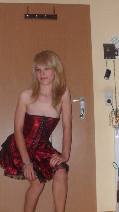 Сексуальная красотка распахнула ноги и продемонстрировала свою влажную прелесть