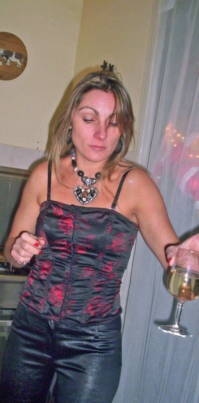 Пьяная девушка радует мужчину оральными ласками в баре