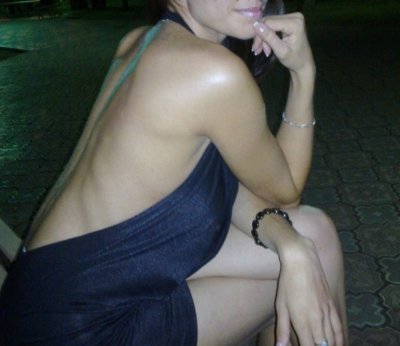 Сексапильная супруга любит фотографировать себя без одежды на улице