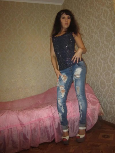 Снимает штаны и занимается анальным сексом