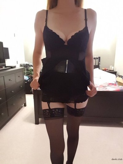 Показывает ножки в чулках без нижнего белья