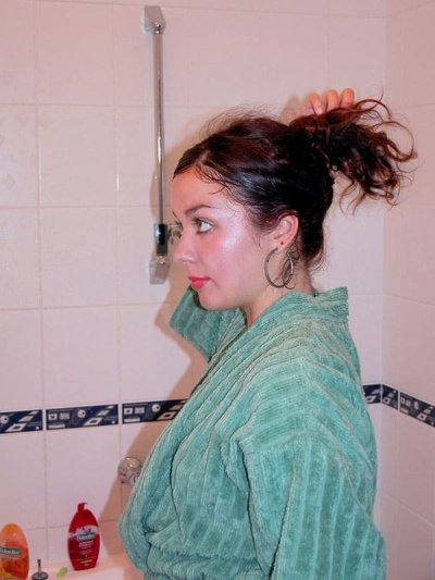 Аппетитная красотка принимает водные процедуры