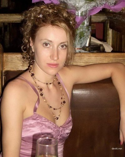 Шалунья показывает свои прелести