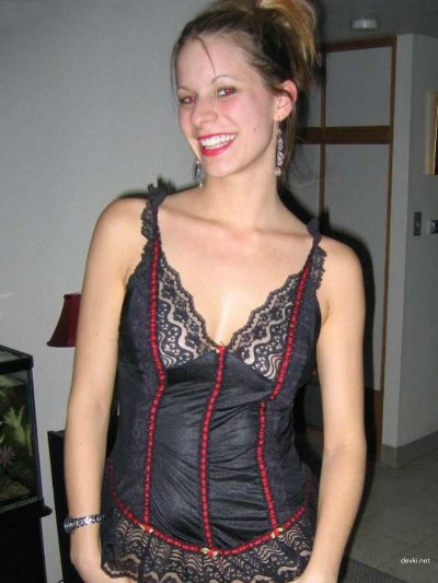 Интимные снимки привлекательной девушки с гладко выбритой интимной зоной