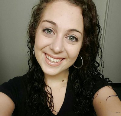 Сисястая девочка показывает свою пилотку на камеру