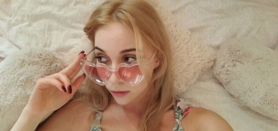 Горячая блондиночка с возбужденными сосочками ждет тебя!