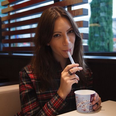 Молодая девушка показывает свое обнаженное тело