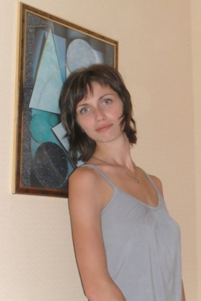 Шикарная красотка раздевается, чтобы показать свои прелестные формы