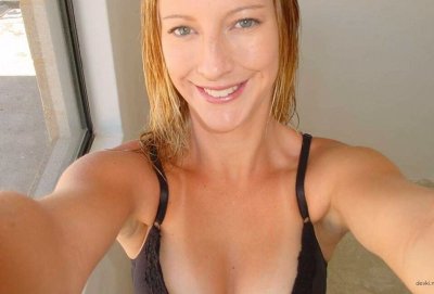 Привлекательная блондинка делает снимки своего тела