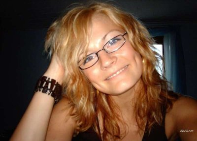 Дама без одежды позирует на постели