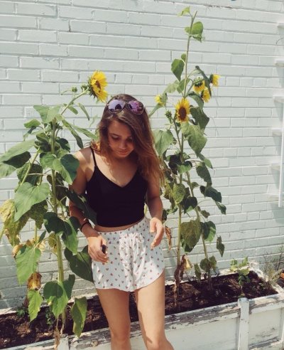 Молоденькая ученица демонстрирует свою сладкую киску