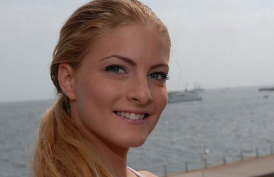 Очаровательная блондинка с обворожительной улыбкой и горячим взглядом