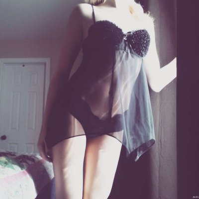 Запечатлевает свои прелести: фото её соблазнительной попки!